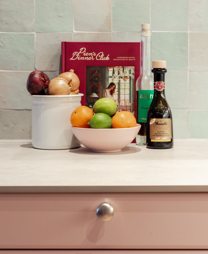 Interieurontwerp keukenstyling met kookboek, fruitschaal en saliegroene zellige-tegels, door cestsjoukje