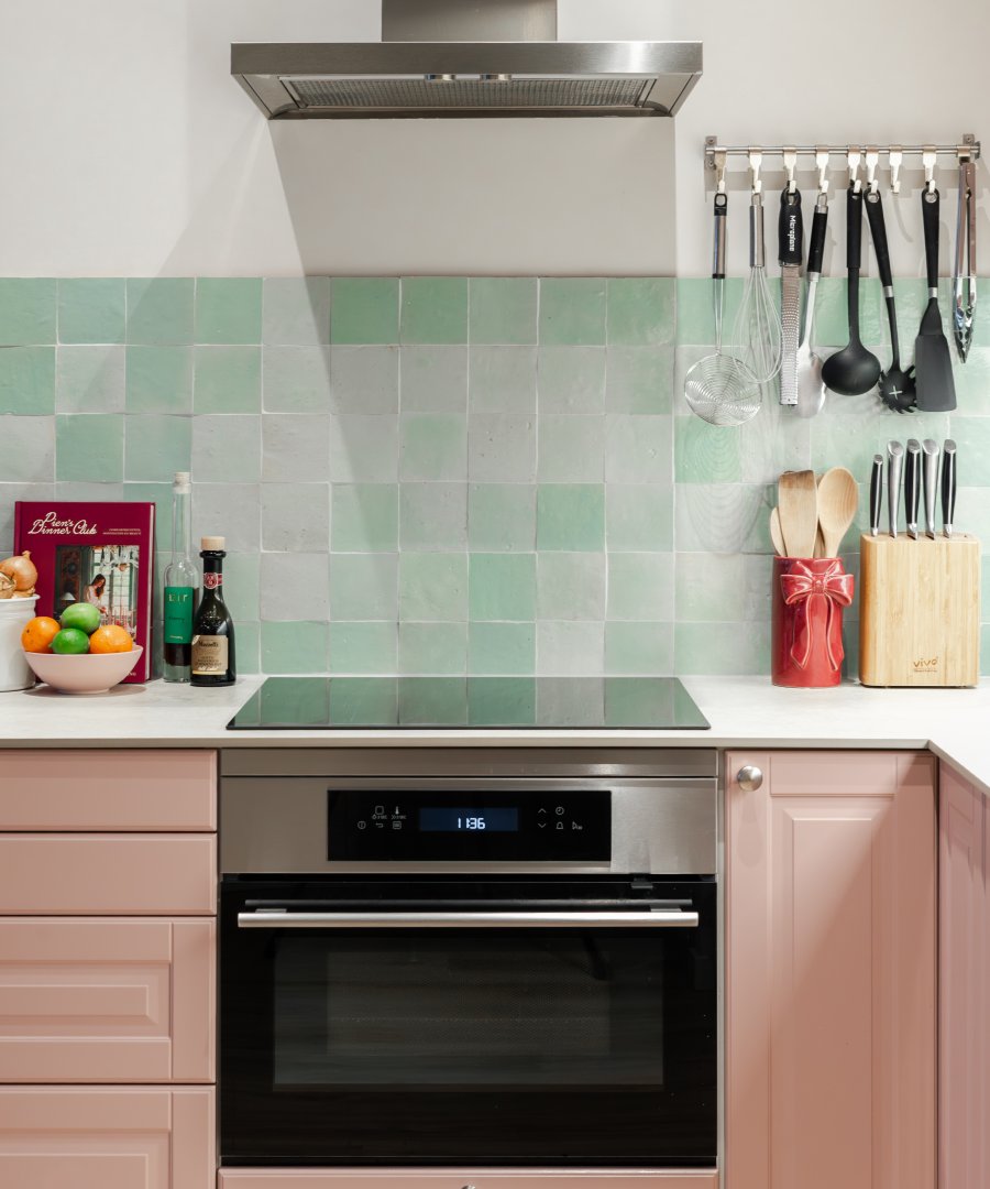 Interieurontwerp met roze keuken en saliegroene zellige-tegels in een Amsterdamse benedenwoning, door cestsjoukje