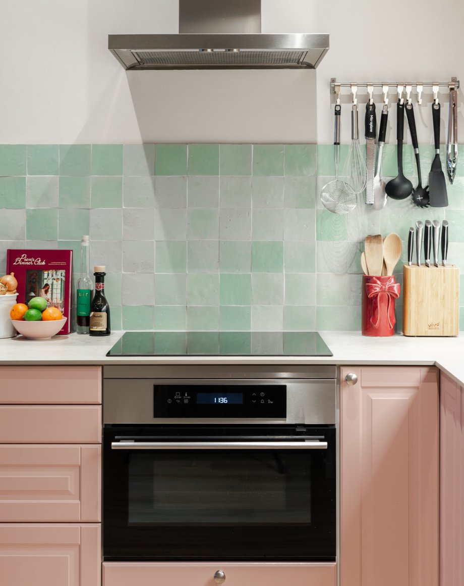 Interieurontwerp met roze keuken en saliegroene zellige-tegels in een Amsterdamse benedenwoning, door cestsjoukje