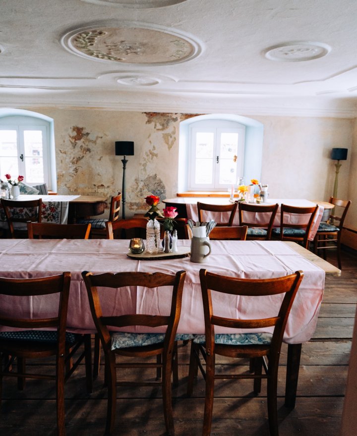 Restaurantinterieur van een hotel met klassieke stoelen en stucplafond, door cestsjoukje