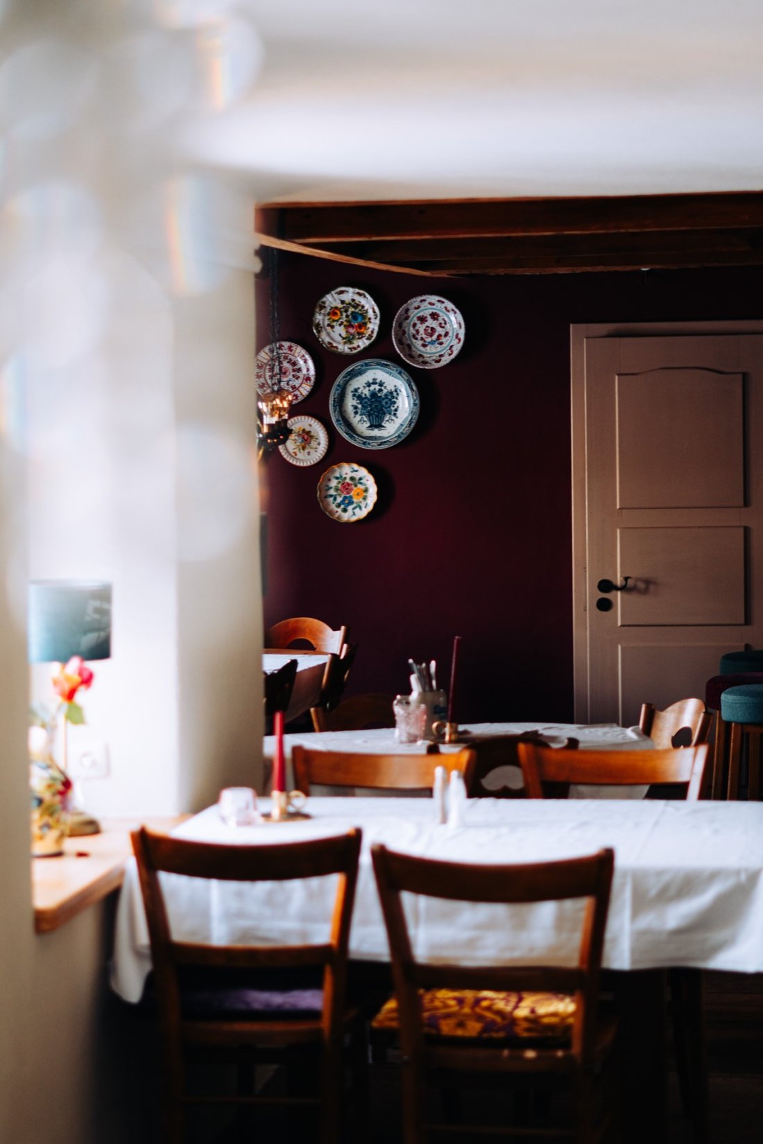 Restaurantinterieur van een hotel met donkere wanden en klassieke details, door cestsjoukje