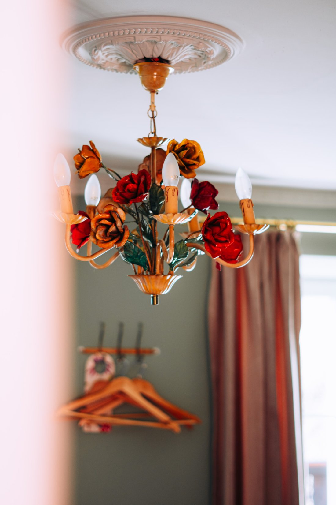 Vintage kroonluchter als sfeerdetail in een boutique hotel, door cestsjoukje