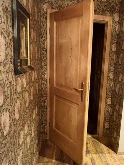 Grenen binnendeur naast Morris bloemenbehang in een vakantieappartement, door cestsjoukje