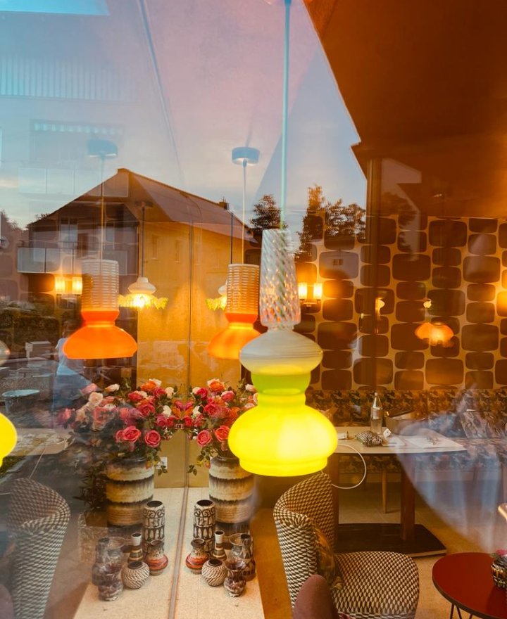 Cafe-interieur met zelfgemaakte retroglazen lampen in de etalage, door cestsjoukje