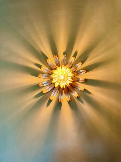 Antieke messing wandlamp in stervorm in een hotelkamer, hotelinterieur door cestsjoukje